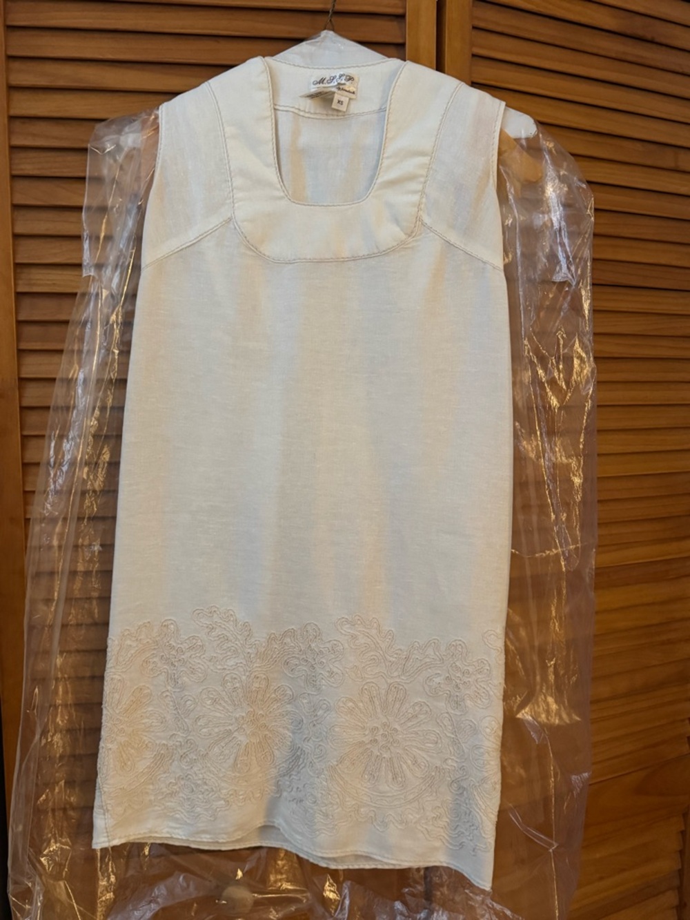 Nordstrom Cream Embroidered Sleeveless Shift Dress Dry cleaned and ready to go!